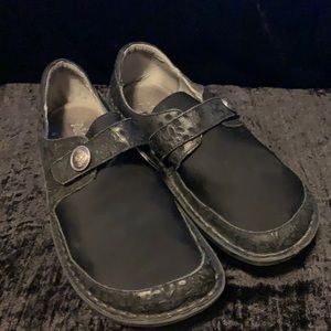 ALEGRIA BLACK PROFESSIONAL EMBOSSED CLOGS 40